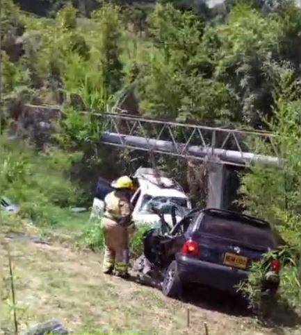 Así quedaron los dos vehículos involucrados. <b><span class=mln_small-caps_mln>/ FOTO: TOMA DE VIDEO</span></b>