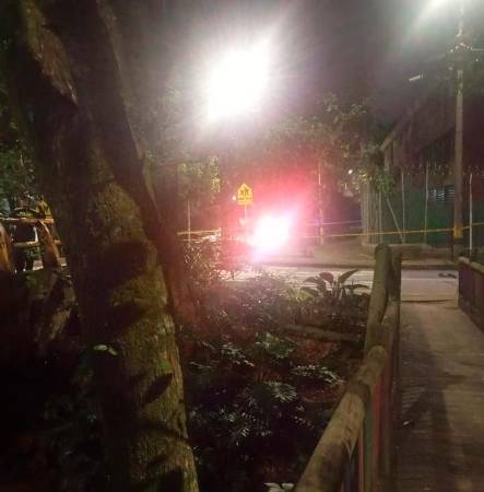 La zona fue acordonada, desviando la movilidad de algunas calles mientras las autoridades realizaban el levantamiento del falso feto. / FOTO: CORTESÍA