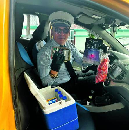 318 822 4207 es el número si usted requiere servicio de taxi e ir comiendo un mecatico, no dude en escribir o llamar a don Uriel. FOTO: FAISURY SÁNCHEZ