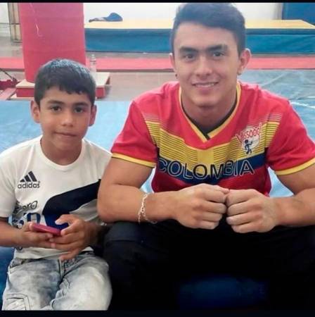 Ángel Barajas (izq), a los 7 años, al lado de uno de sus ídolos, el también gimnasta Jossimar Calvo, triple medallista de oro en los Juegos Panamericanos de 2015. / FOTO: X @Sebastián Montañez