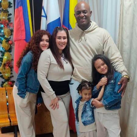 Dámaso vive en Medellín con su esposa y sus hijas. / FOTO: CORTESÍA DÁMASO PALACIOS