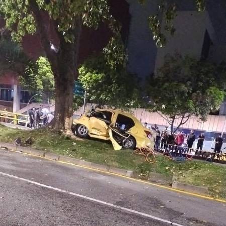 Ciudadanos que pasaban a esa hora por el lugar se detuvieron para socorrer a los heridos. /FOTO: CORTESÍA