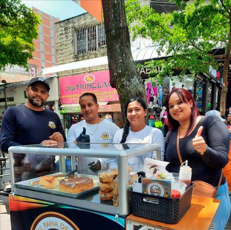 Cherry y su esposa Verónica (de negro en la imagen) encantan el paladar gracias a sus quesillos. / FOTO: DANIEL GONZÁLEZ.