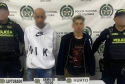 A los capturados les encontraron un arma de fuego en su poder. FOTO: POLICÍA METROPOLITANA