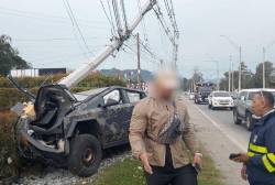 El carro Cybertruck y el supuesto propietario del vehículo en vía de Llanogrande, Rionegro. FOTO: CORTESÍA