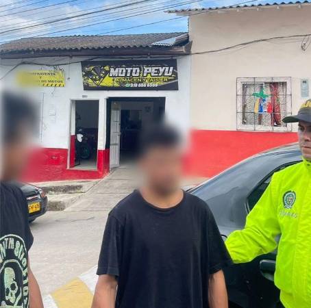 Procedimiento de captura a los señalados como presuntos expendedores de droga en zona urbana de Yolombó. FOTO: CORTESÍA POLICÍA ANTIOQUIA