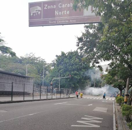 Disturbios en las afueras de la UdeA. FOTO: CORTESÍA