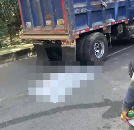 Peatón atropellado por una volqueta en Belén. FOTO: CORTESÍA DENUNCIAS ANTIOQUIA