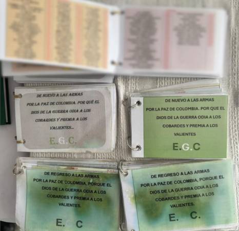 Códigos de comunicación y manuscritos de la organización que fueron encontrados durante el operativo. FOTO: POLICÍA NACIONAL