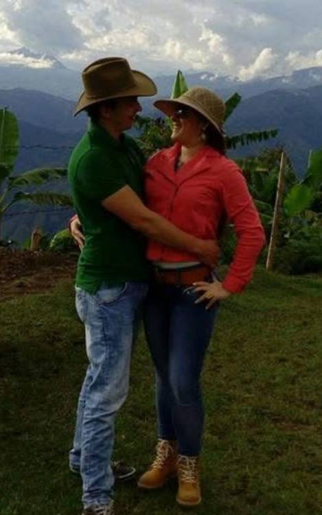 En esta foto estaba de paseo con su esposa. FOTO: CORTESÍA