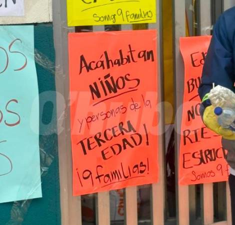 Carteles instalados por las familias afectadas. FOTO: YESSICA PÉREZ