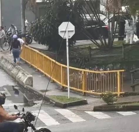 Momento de la extracción del cuerpo de la quebrada. FOTO: CAPTURA DE VIDEO CORTESÍA DENUNCIAS ANTIOQUIA