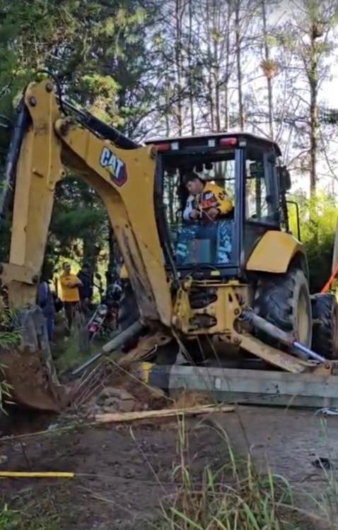 Maquinaria amarilla removiendo escombros en San Vicente Ferrer tras caída de un poste. <b><span class=mln_small-caps_mln>/FOTO: CORTESÍA</span></b>