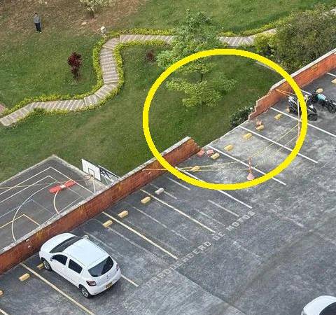Este fue el muro que Verónica rompió con su camioneta. FOTO: CORTESÍA