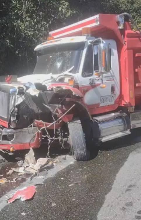 Así quedó la volqueta tras el choque. <b><span class=mln_small-caps_mln>/FOTO: DENUNCIAS ANTIOQUIA</span></b>