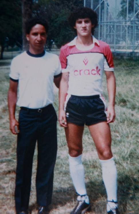 Alirio guarda con cariño una postal que se tomó en su juventud con Leonel Álvarez. FOTO: CORTESÍA