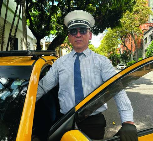 10 años lleva don Uriel con el taxi tienda. FOTO: FAISURY SÁNCHEZ