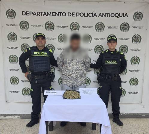 Esta sería la persona que llevaría una gran carga de marihuana en una moto. FOTO: CORTESÍA