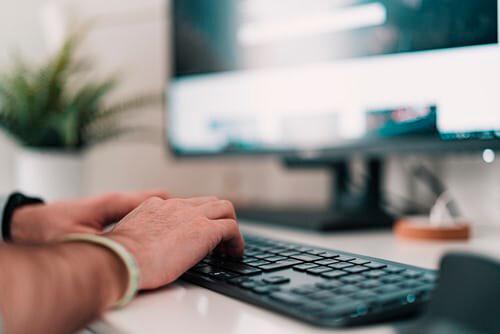 Francia abrió vacantes de teletrabajo para hispanohablantes: Pagan hasta 32 euros la hora