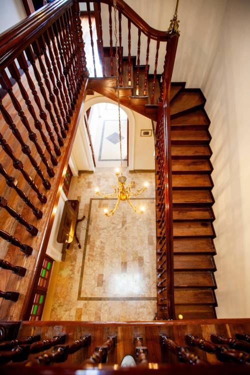 Los pisos son una combinación de mármol y madera.