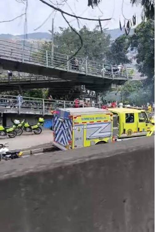 Momento de la emergencia que era atendida por el Cuerpo de Bomberos Medellín. FOTO: TOMADA DE FACEBOOK CHISME FRESCO PAISA#2