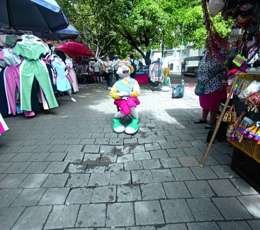 Personas en silla de ruedas y muletas se han caído en esa zona por cuenta de los adoquines dañados. FOTO: ALEJANDRA MORALES