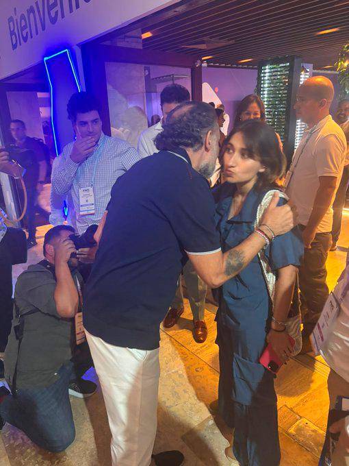 Así se saludaron Armando Benedetti y Laura Sarabia. <b><span class=mln_small-caps_mln>/FOTO: TOMADA DE REDES SOCIALES</span></b>