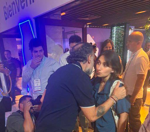 Así se saludaron Armando Benedetti y Laura Sarabia. /FOTO: TOMADA DE REDES SOCIALES