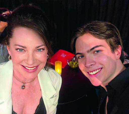 María Helena Doering junto a su hijo Alejandro Escobar, quien debuta como actor en ‘Lactar’. FOTO: CORTESÍA