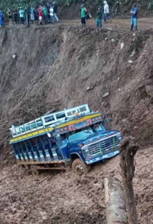 Vehículo atrapado en un barranco de Concordia. <b><span class=mln_small-caps_mln>/FOTO: CORTESÍA</span></b>