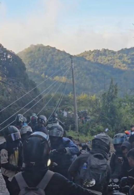 El desprendimiento causó gran congestión. Motociclistas arriesgaban pasando por un costado. <b><span class=mln_small-caps_mln>/FOTO: CORTESÍA</span></b>