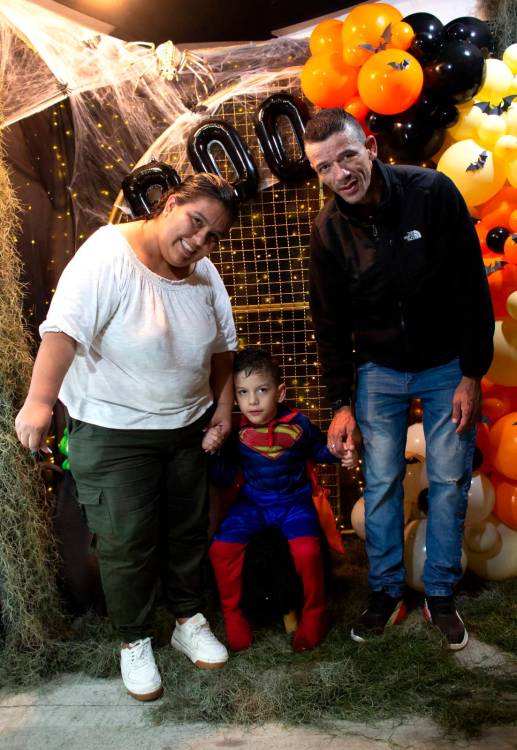 Emiliano con sus padres Raúl Chavarría Olaya y Laura Cruz Hernández. /FOTO: CORTESÍA