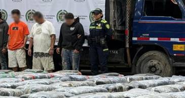 Capturados por transportar más de cinco toneladas de marihuana del Cauca hacia Medellín. FOTO: CORTESÍA SECRETARÍA DE SEGURIDAD MEDELLÍN