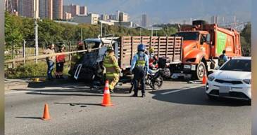 La movilidad colapsó en el sector mientras las autoridades atendían la emergencia. FOTO: CORTESÍA DENUNCIAS ANTIOQUIA