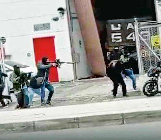 Este es el momento en el que se desata el tiroteo a las afueras de la fundidora. /FOTO: CAPTURA DE VIDEO