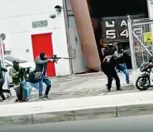 Este es el momento en el que se desata el tiroteo a las afueras de la fundidora. /FOTO: CAPTURA DE VIDEO