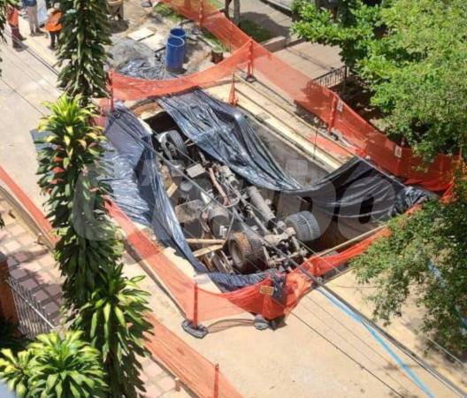 EN FOTOS: ¡Qué gallo con una volqueta que se fue a un hueco!