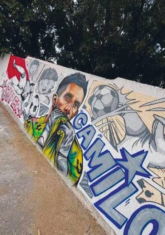 Camilo tiene un mural a las afueras del estadio Jalisco, donde es local el Atlas. FOTO: IG @MINUTOROJINEGRO