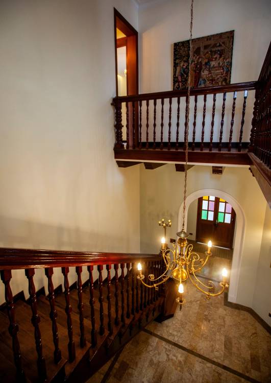 Algunas de las cosas que adornan el castillo son traídas desde Europa.