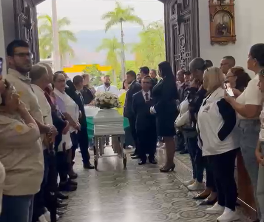 Momento en el que el ataúd con el cuerpo de Urán ingresó a la ceremonia religiosa. FOTO: CAPTURA DE PANTALLA / CORTESÍA