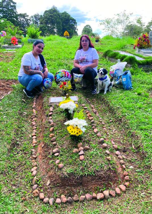 La señora Sandra Zuluaga junto a su otra hija, durante una visita que hicieron al cementerio por el cumpleaños de Daniela. FOTO: CORTESÍA