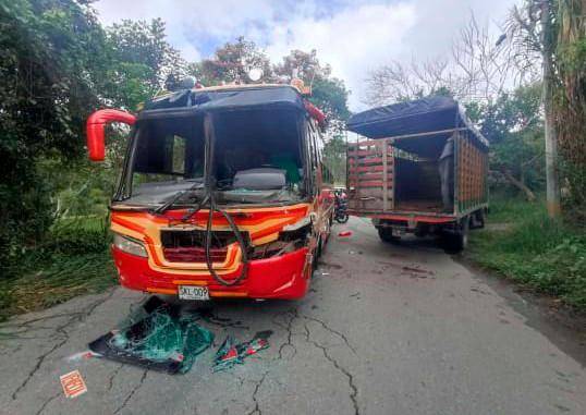 Choque de bus y camión en la vía Camilo C, en Amagá. /FOTO: CORTESÍA DENUNCIAS ANTIOQUIA