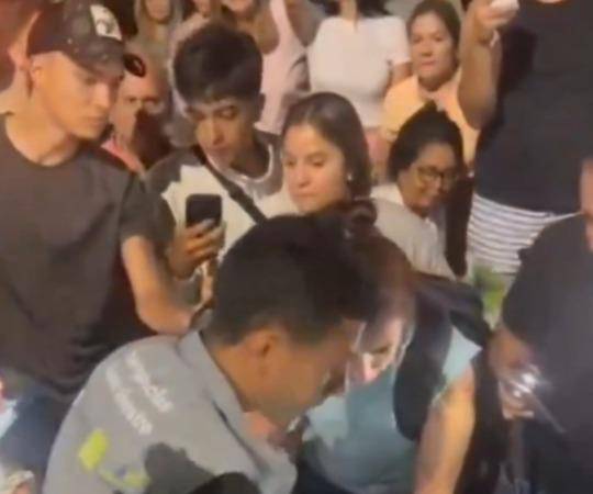 Boa sacada de un vehículo en Medellín./FOTO: CAPTURA VIDEOS DE REDES