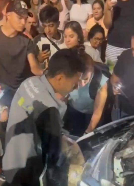 Boa sacada de un vehículo en Medellín.<b><span class=mln_small-caps_mln>/FOTO: CAPTURA VIDEOS DE REDES</span></b>