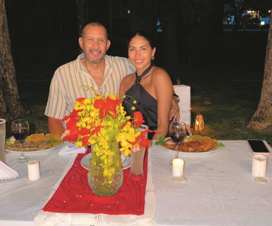 El Flaco Solórzano lleva 12 años de relación con Lorena Altamirano y la diferencia de edad (27 años) no ha sido un impedimento. FOTO: CORTESÍA