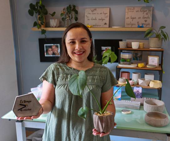 La emprendedora exhibe con orgullo algunos de los productos. Estos pueden llevar mensajes personalizados, por lo que son buena opción para dar un detalle. / FOTO: MANUEL SALDARRIAGA.