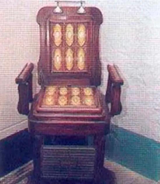 Hurtado convirtió su silla de dentista en el trono papal. <b><span class=mln_small-caps_mln>/FOTO: ALCALDÍA DE BARBOSA</span></b>