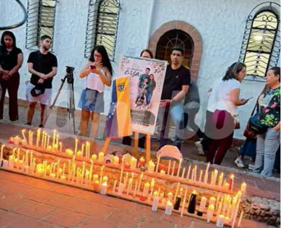 Amigos y vecinos de la familia Ruiz Sivira se reunieron en una velatón en Sabaneta el pasado lunes, 29 de junio, para pedir por su rescate con vida. FOTO: CORTESÍA