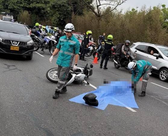 Personal del 123 hizo presencia en el lugar del accidente, pero nada se podía hacer por la mujer. FOTO: CORTESÍA