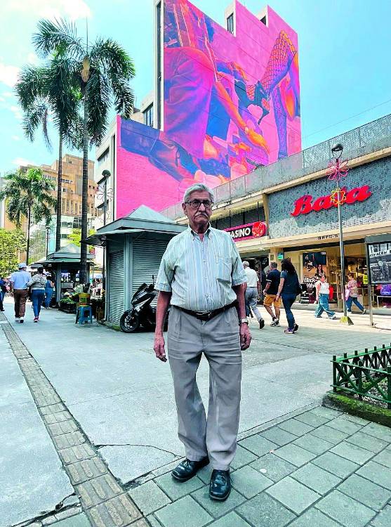 Con orgullo posa delante del mural que le hicieron, el cual se puede observar desde el pasaje Junín. FOTO: JAIDER ESCOBAR